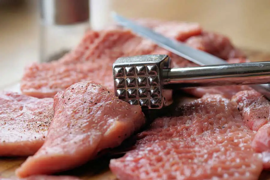 banka kött med en klubba