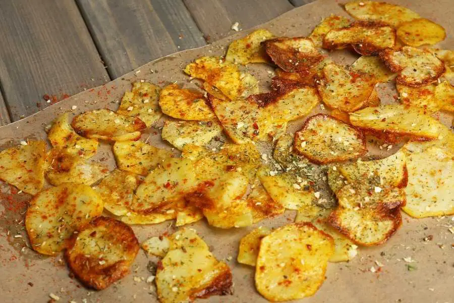 Hemmagjorda chips på bakplåtspapper