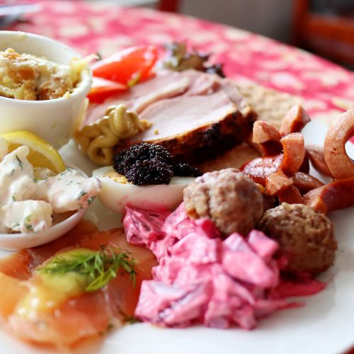 Klassiskt julbord på tallrik