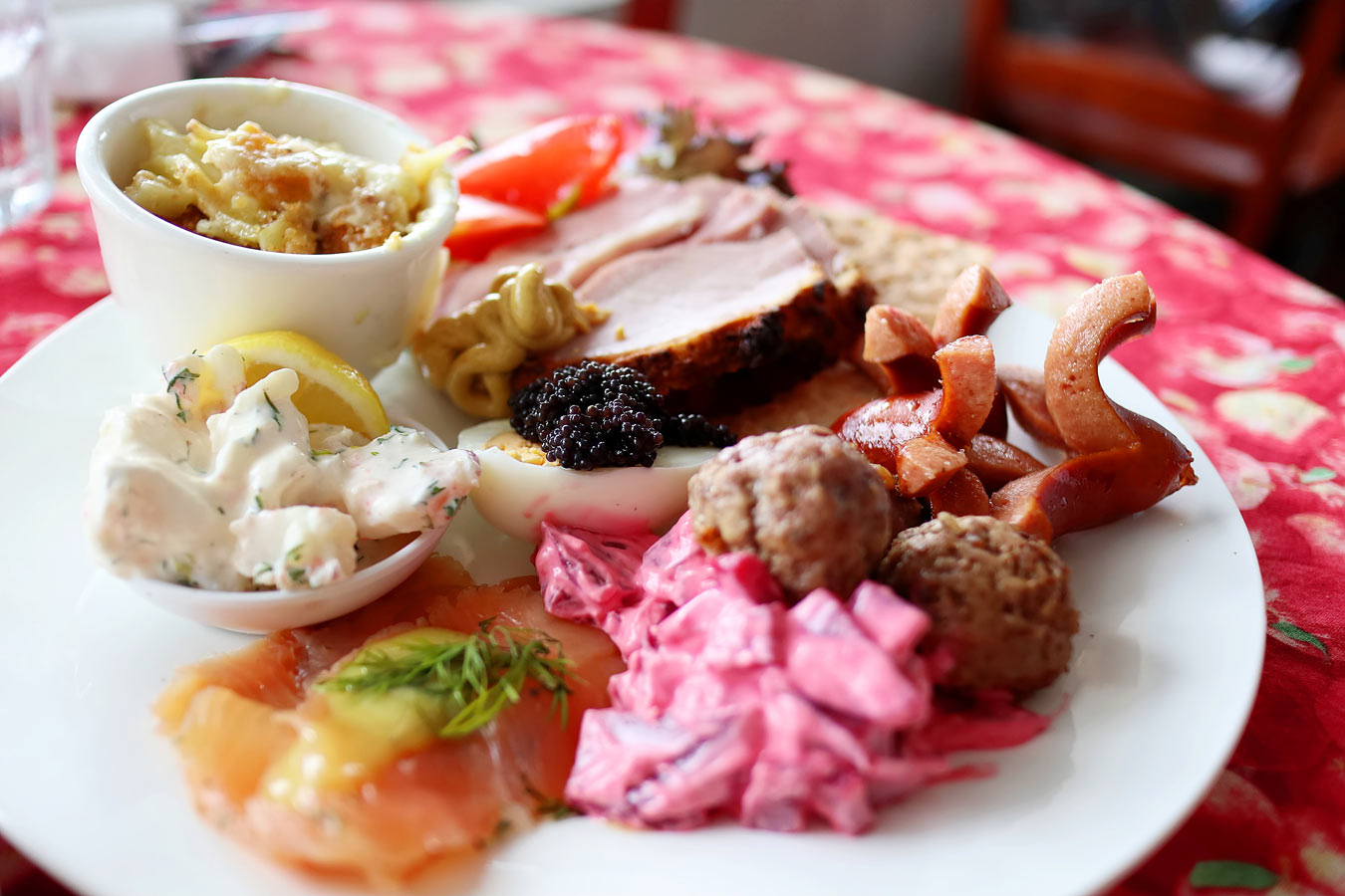 Klassiskt julbord på tallrik