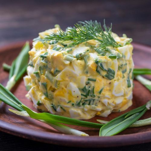 Äggsallad gjord på ramslök