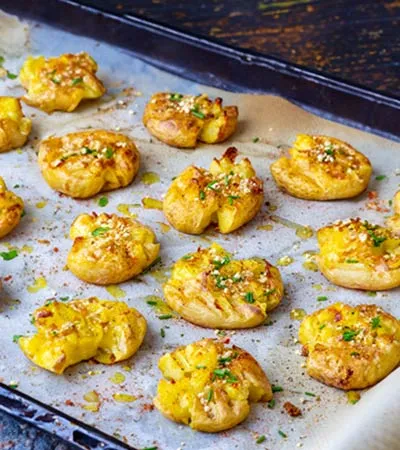krossad potatis på plåt