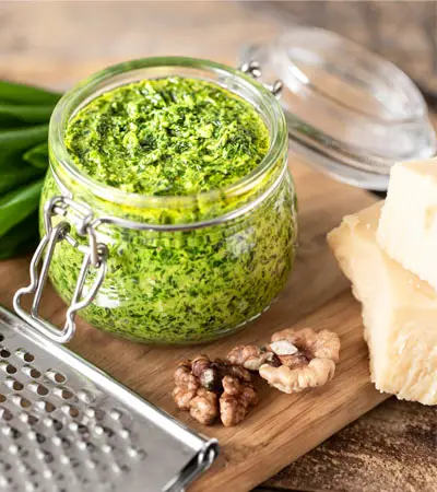 ramslökspesto med parmesan och valnötter